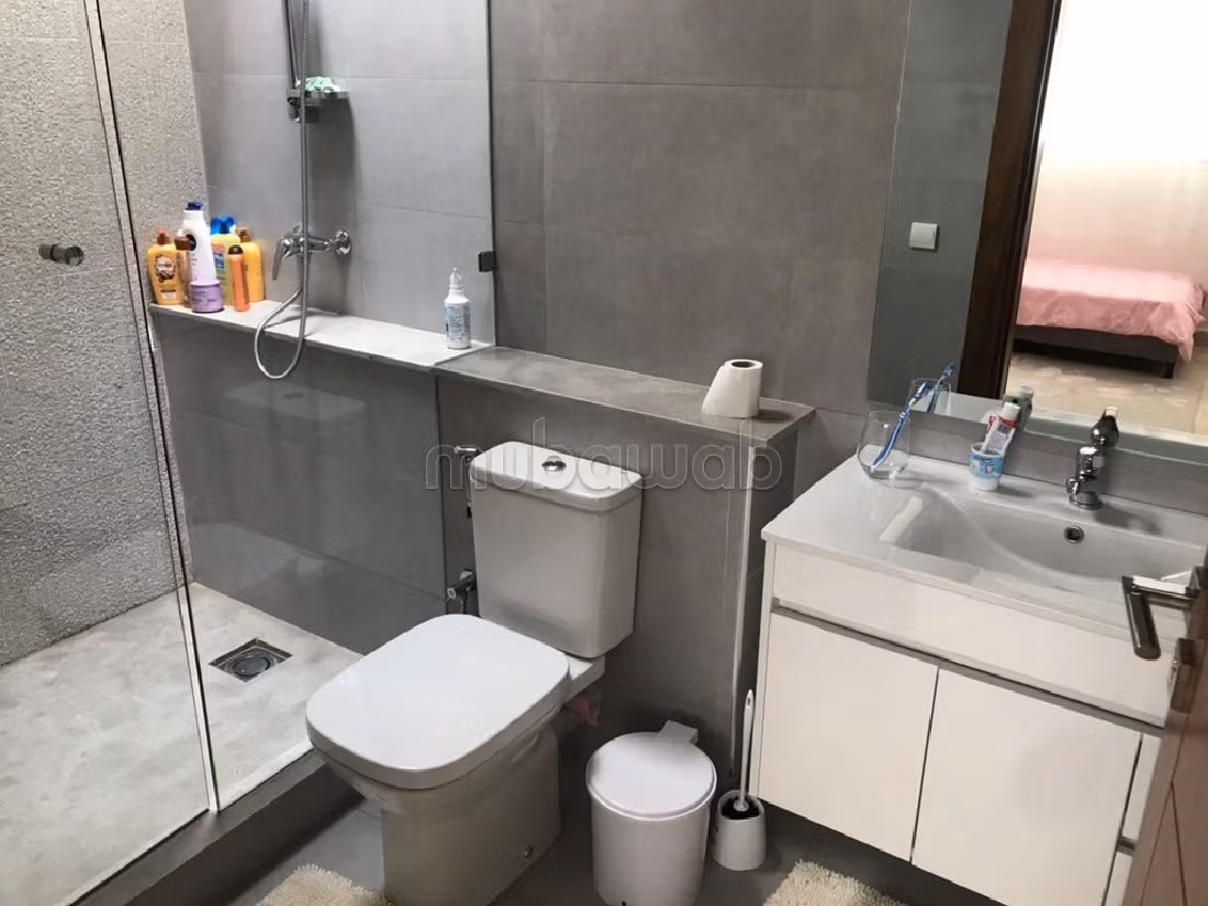 فيلا فخمة للايجار بالسويسي. 4 غرف جميلة. حمام سباحة و نظام تكييف للهواء. 