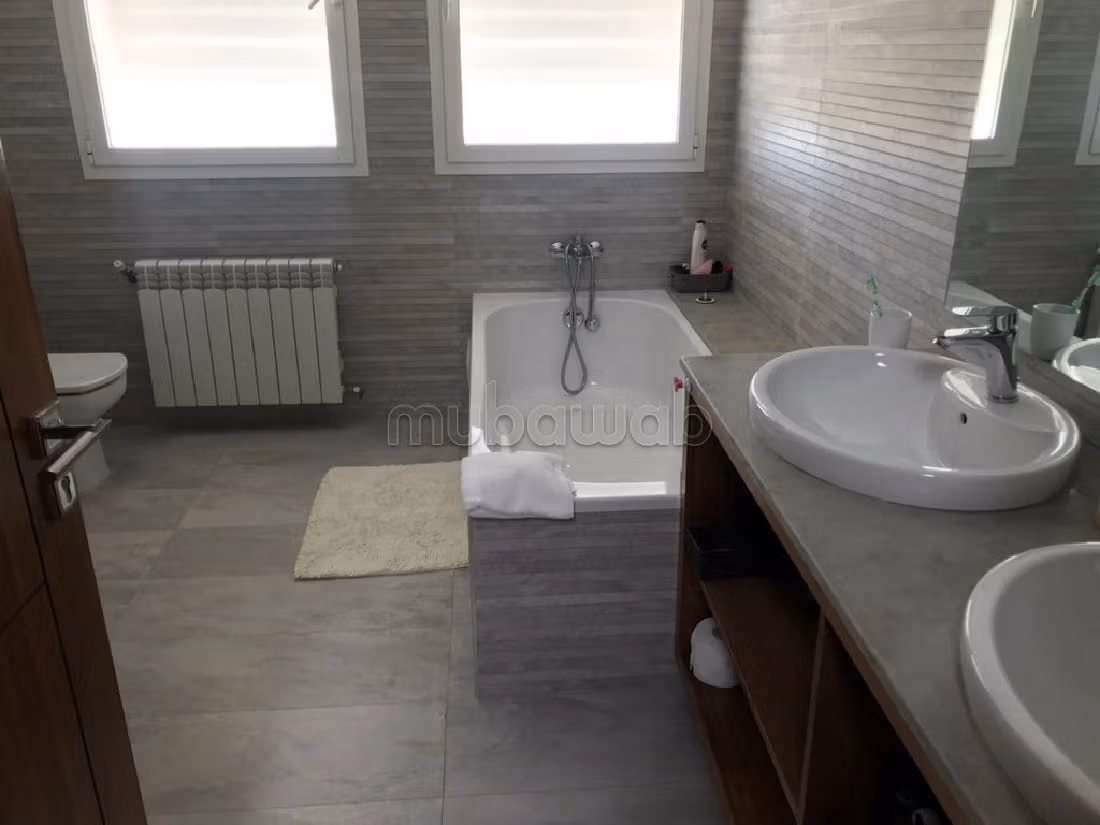 فيلا فخمة للايجار بالسويسي. 4 غرف جميلة. حمام سباحة و نظام تكييف للهواء. 