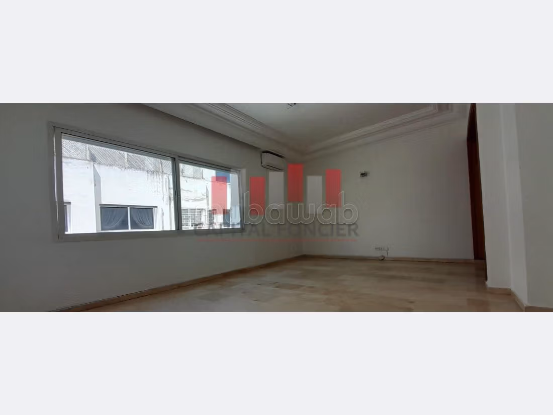 Appartement à louer à Racine. 
3 chambres agréables. 
Bien meublé