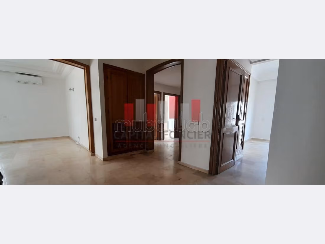 Appartement à louer à Racine. 
3 chambres agréables. 
Bien meublé — 3