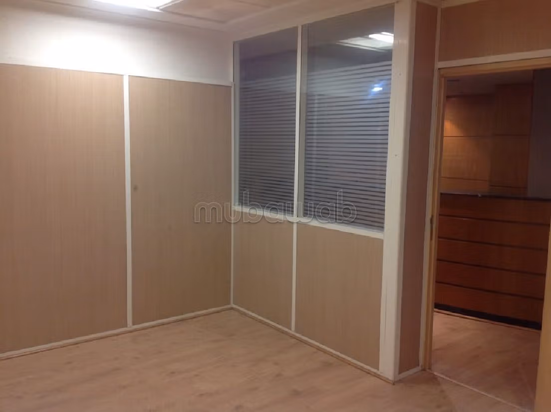 Kantoorruimte huren in Bourgogne Est. Totale oppervlakte 150 m². Lift en parkeerplaats. 