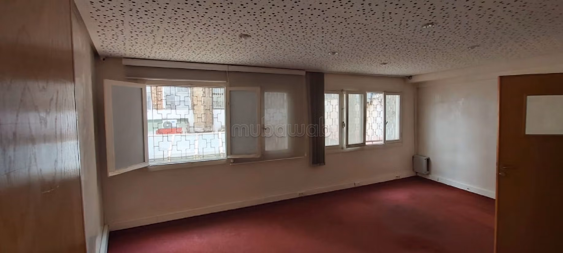 Kantoorruimte huren in Bourgogne Est. Totale oppervlakte 150 m². Lift en parkeerplaats. 