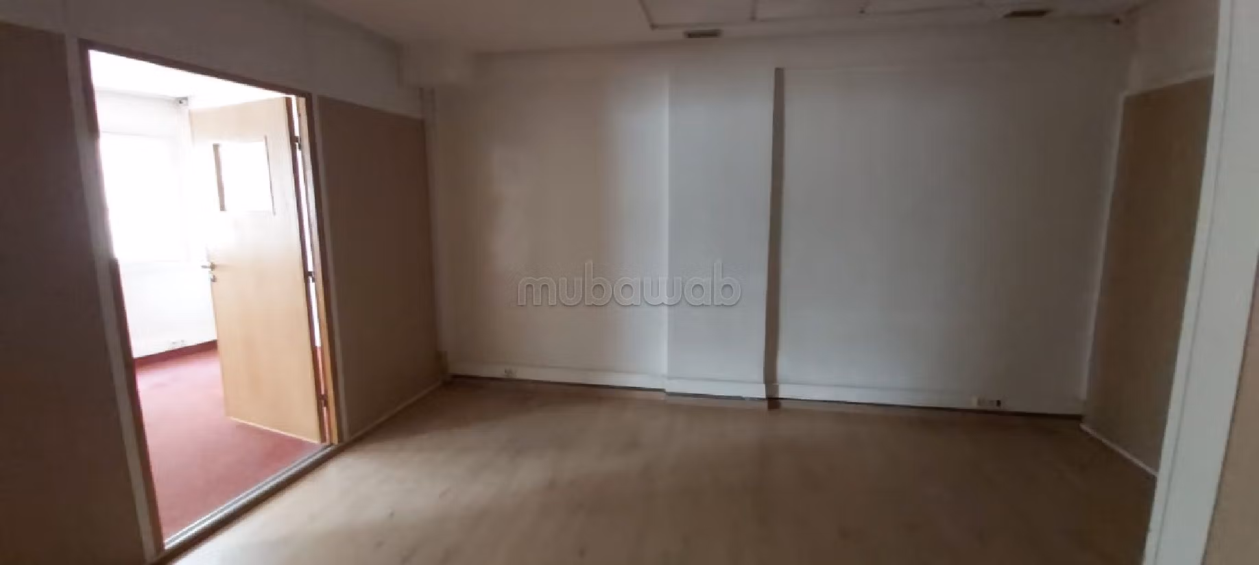 Kantoorruimte huren in Bourgogne Est. Totale oppervlakte 150 m². Lift en parkeerplaats. 