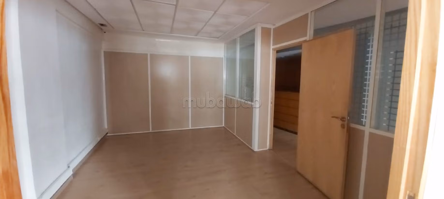 Kantoorruimte huren in Bourgogne Est. Totale oppervlakte 150 m². Lift en parkeerplaats. 