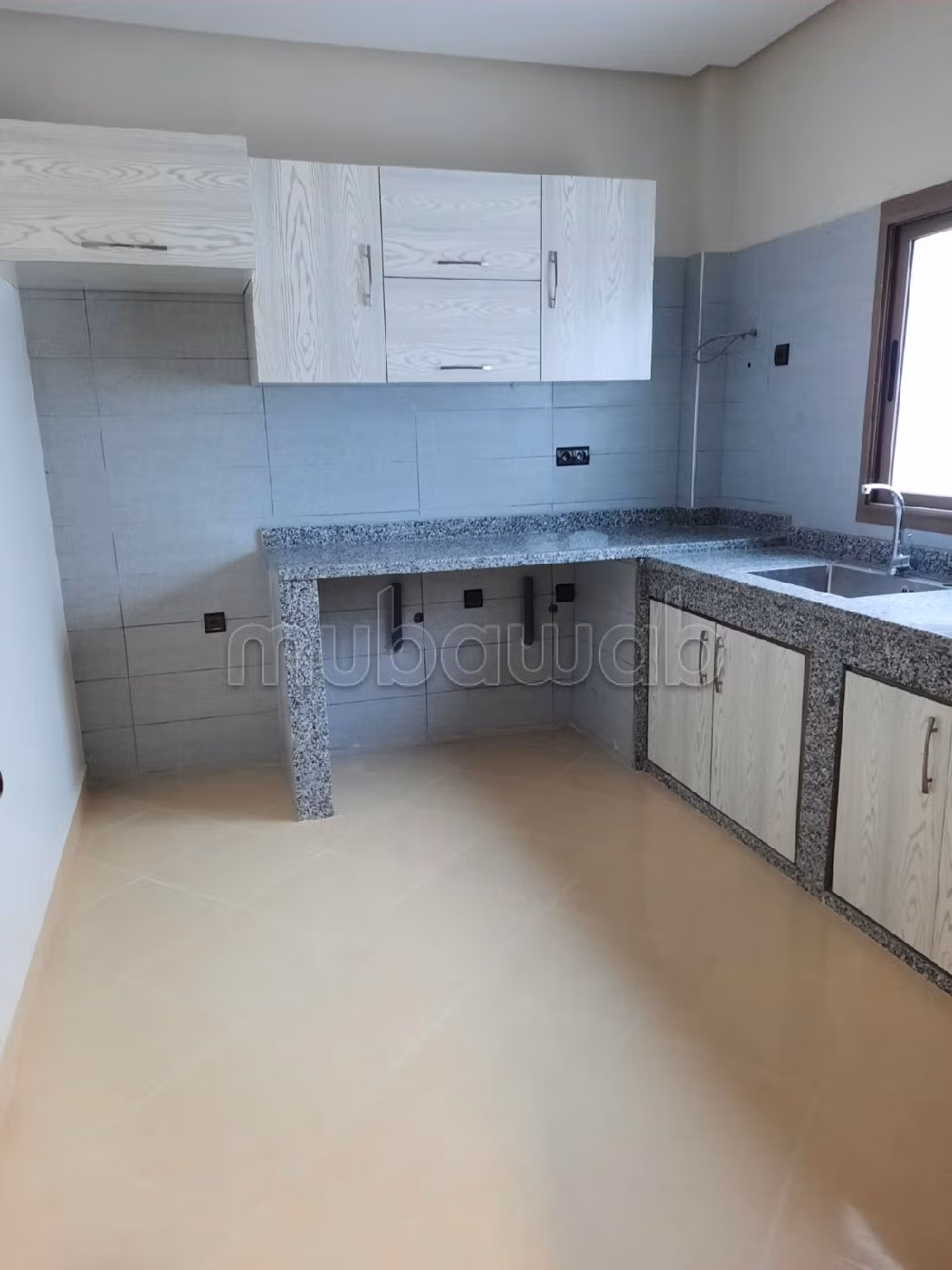 شقة رائعة للبيع ب الموحدين. 3 قطع رائعة. زجاج مزدوج. 