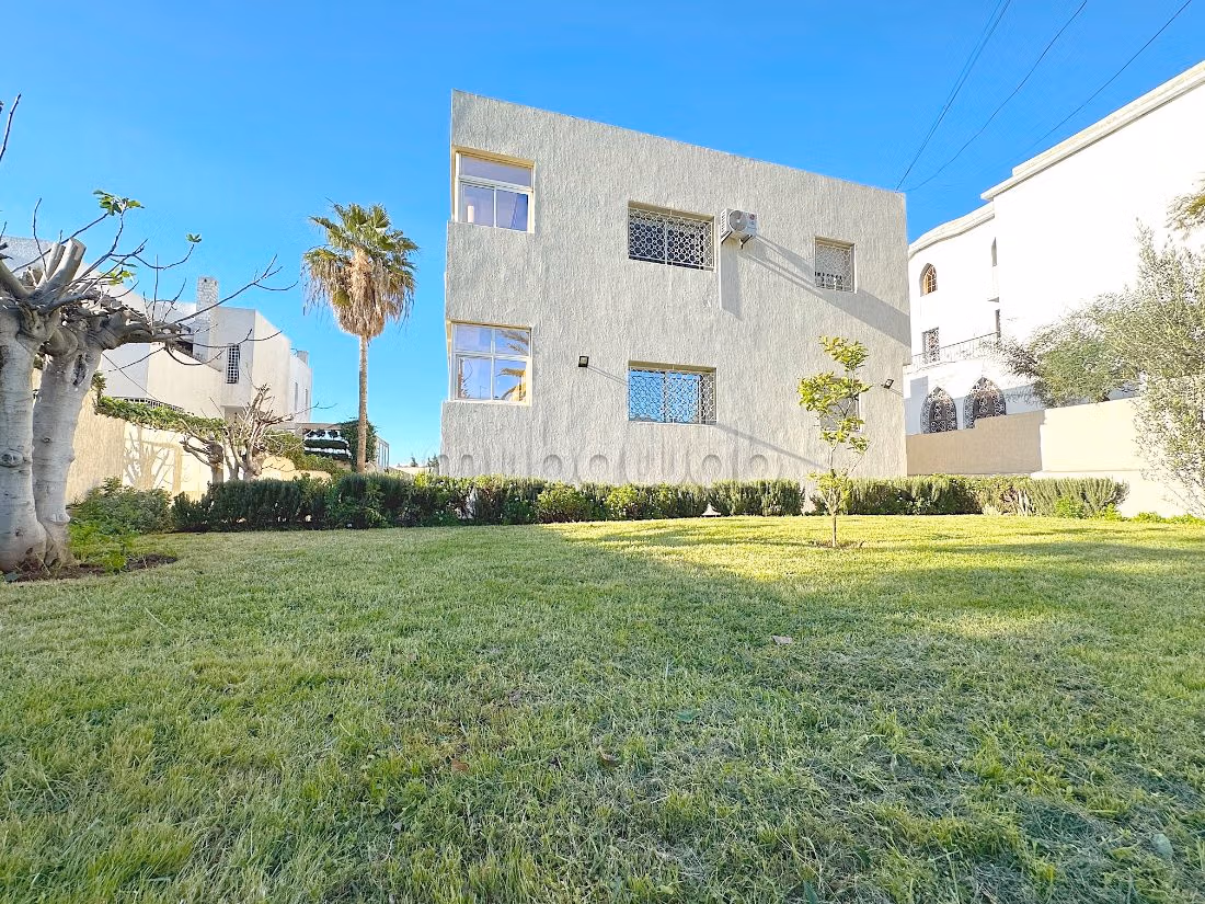 فيلا ممتازة للبيع بحي كاليفورنيا. 15 قطع كبيرة. موقف للسيارات وحديقة