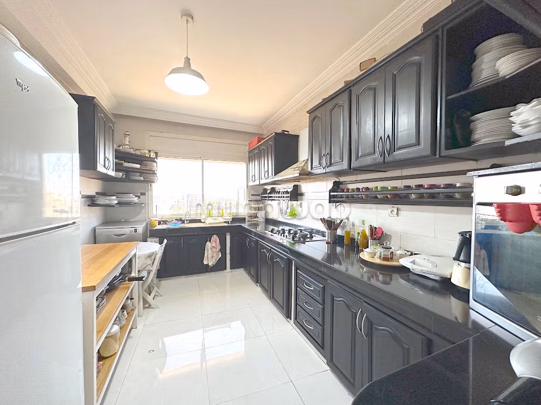 فيلا ممتازة للبيع بحي كاليفورنيا. 15 قطع كبيرة. موقف للسيارات وحديقة