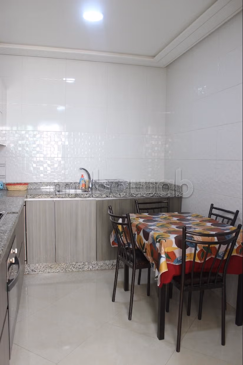 شقة جميلة للبيع بوسط المدينة. 1 جزء. موقف سيارات ومصعد. 