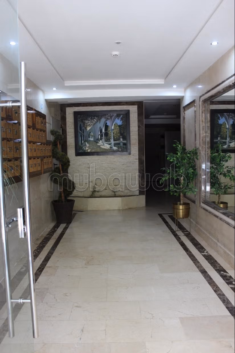 شقة جميلة للبيع بوسط المدينة. 1 جزء. موقف سيارات ومصعد. 