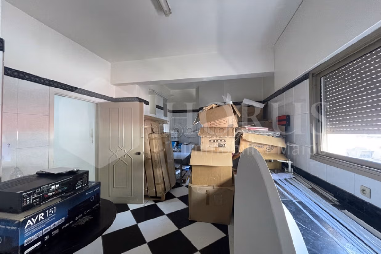 Kantoorruimte kopen in Sidi Belyout. Oppervlakte 264 m². Terras en lift. 