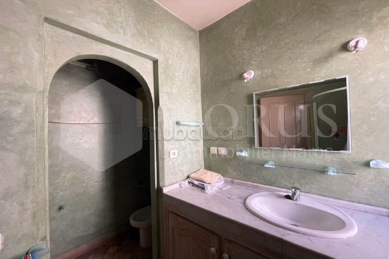 Kantoorruimte kopen in Sidi Belyout. Oppervlakte 264 m². Terras en lift. 