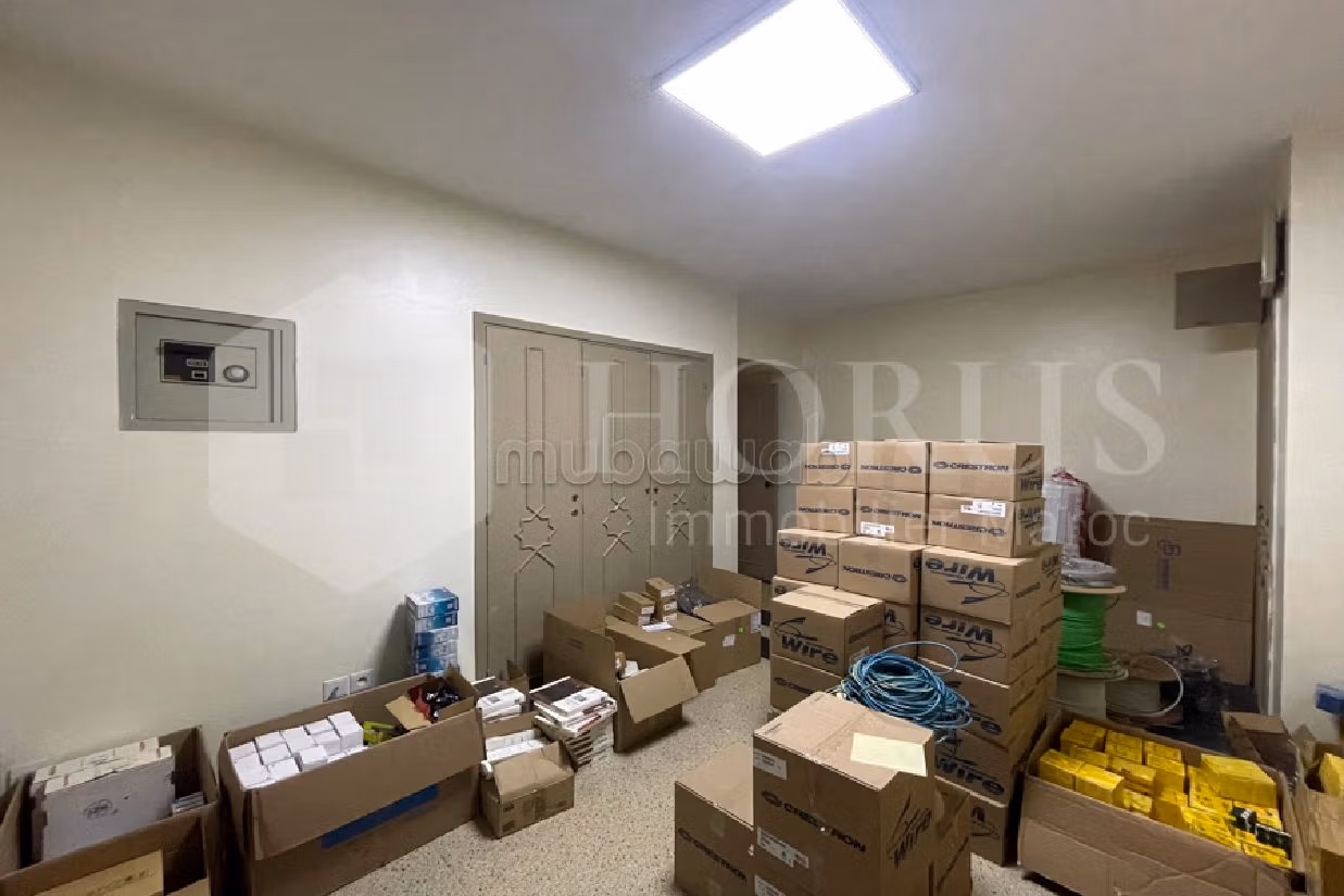 Kantoorruimte kopen in Sidi Belyout. Oppervlakte 264 m². Terras en lift. 