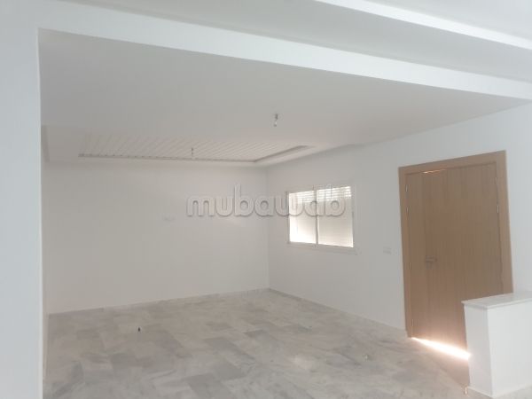 Magnífica villa en venta en Hay Al Kamal. 5 bonitas habitaciones. Espacio verde, balcón