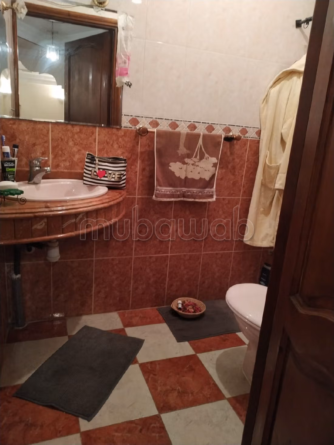 شقة للبيع ب السعادة. 5 قطع كبيرة. مطبخ مجهز جيدا. 