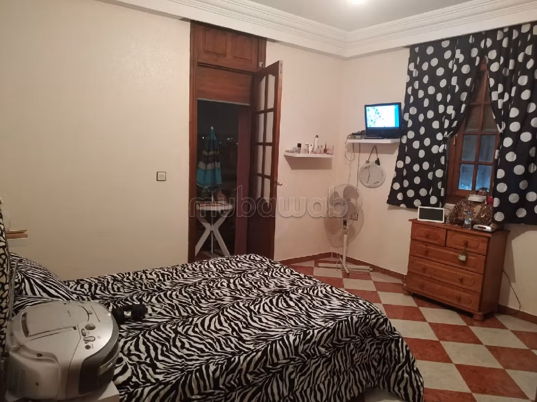 شقة للبيع ب السعادة. 5 قطع كبيرة. مطبخ مجهز جيدا. 