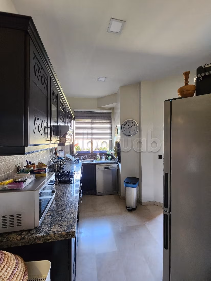 Splendido appartamento da acquistare a Route Casablanca. Superficie 100 m². Salotto tipico marocchino, sistema di sicurezza. 