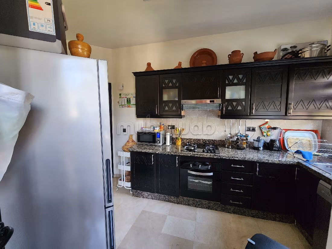 Splendido appartamento da acquistare a Route Casablanca. Superficie 100 m². Salotto tipico marocchino, sistema di sicurezza. 