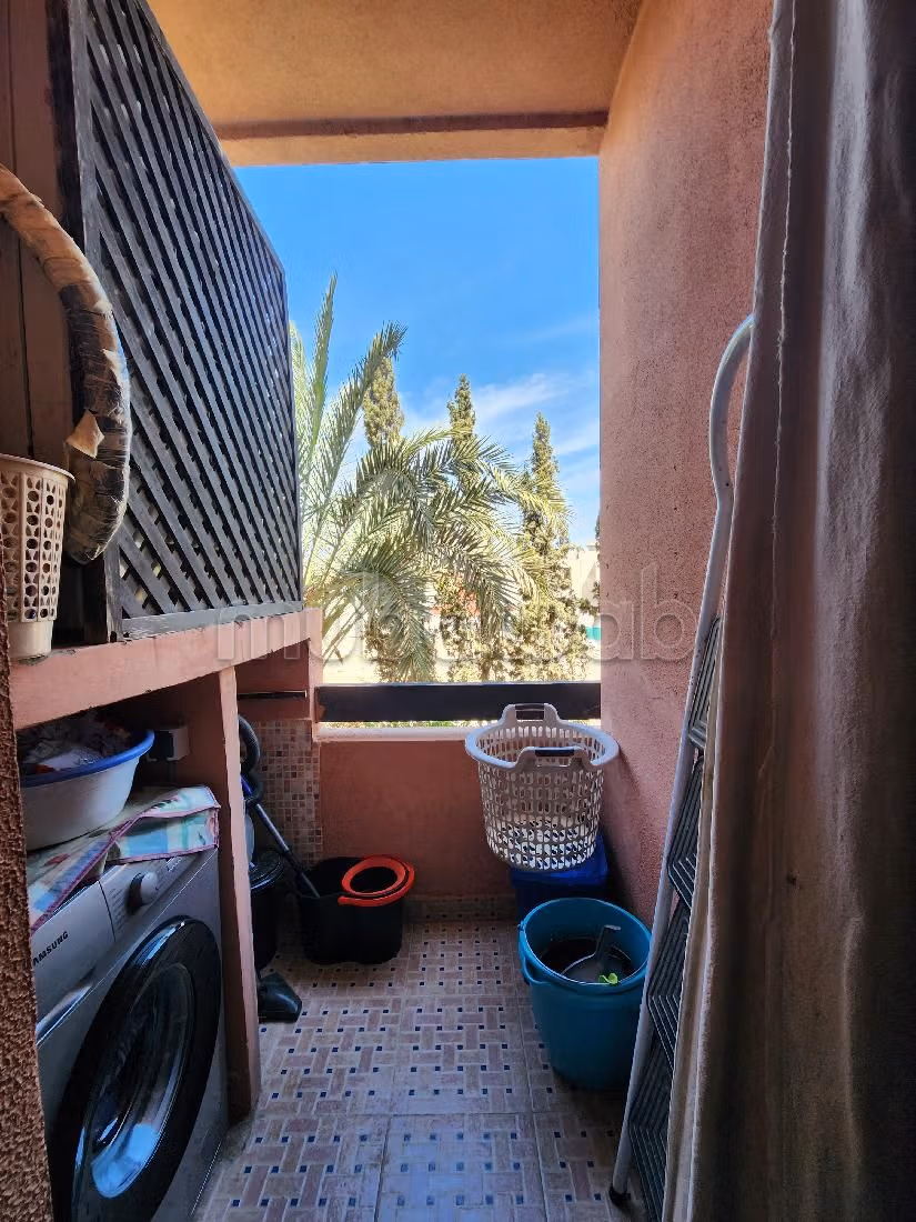 Splendido appartamento da acquistare a Route Casablanca. Superficie 100 m². Salotto tipico marocchino, sistema di sicurezza. 