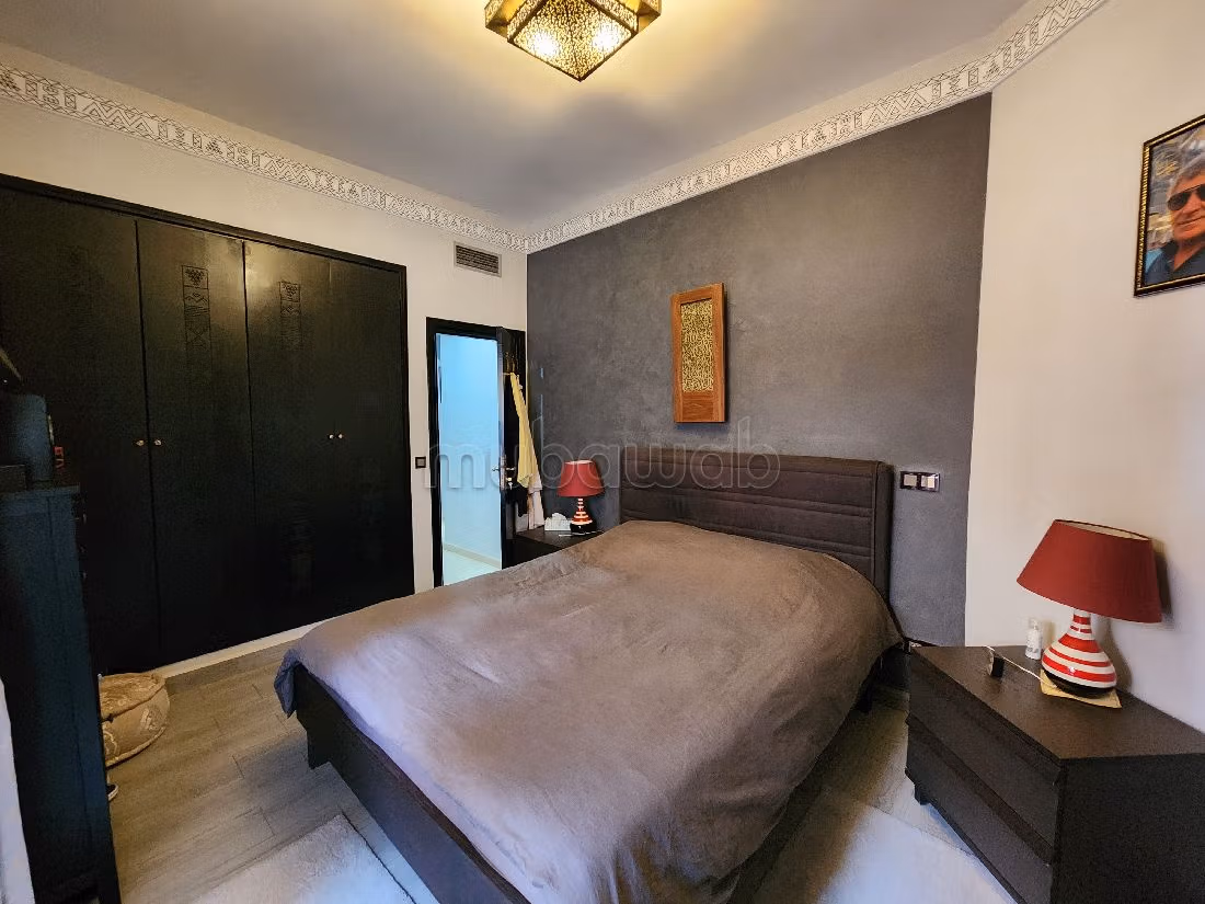Splendido appartamento da acquistare a Route Casablanca. Superficie 100 m². Salotto tipico marocchino, sistema di sicurezza. 