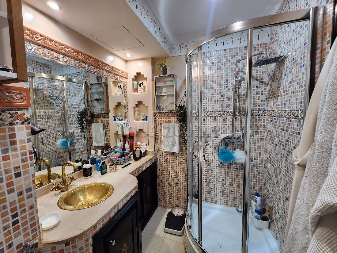 Splendido appartamento da acquistare a Route Casablanca. Superficie 100 m². Salotto tipico marocchino, sistema di sicurezza. 