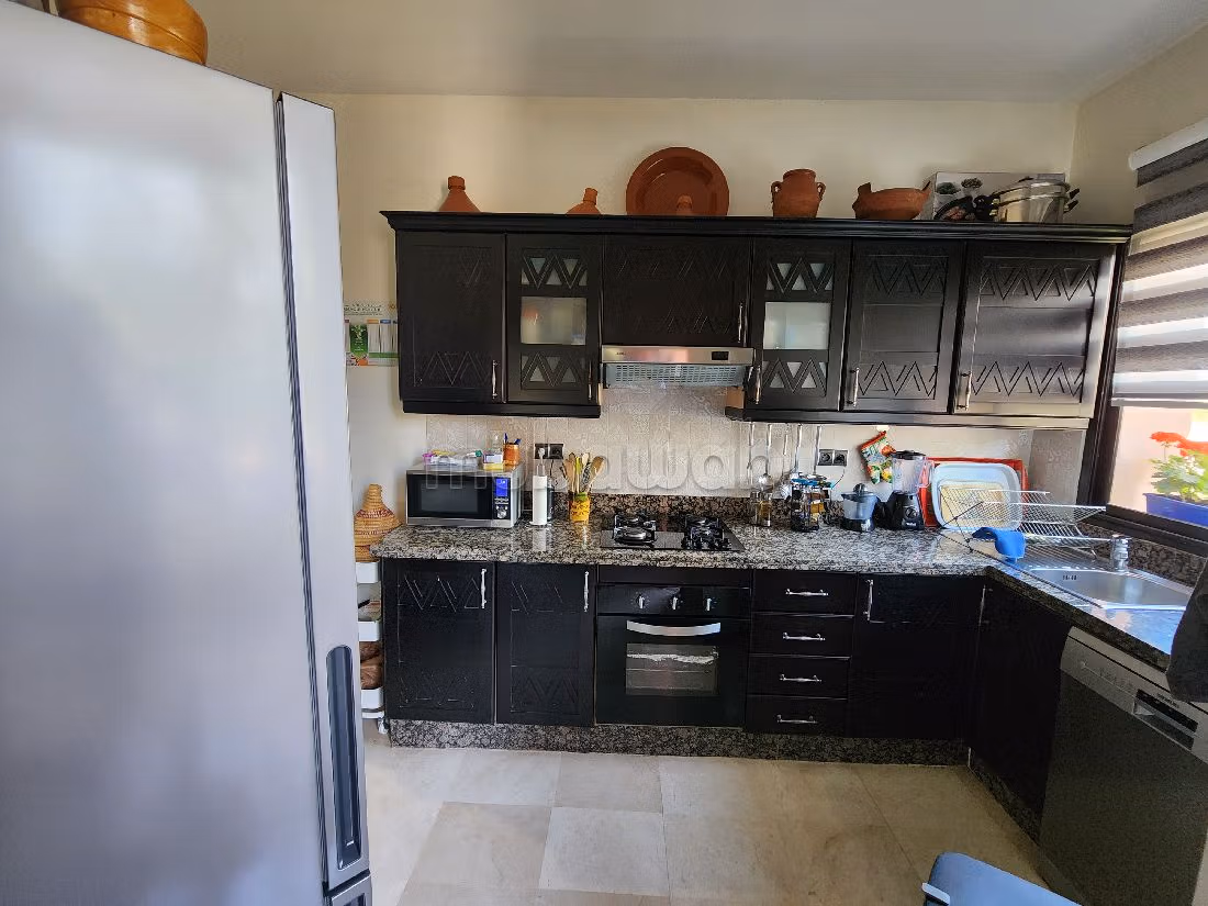 Splendido appartamento da acquistare a Route Casablanca. Superficie 100 m². Salotto tipico marocchino, sistema di sicurezza. 