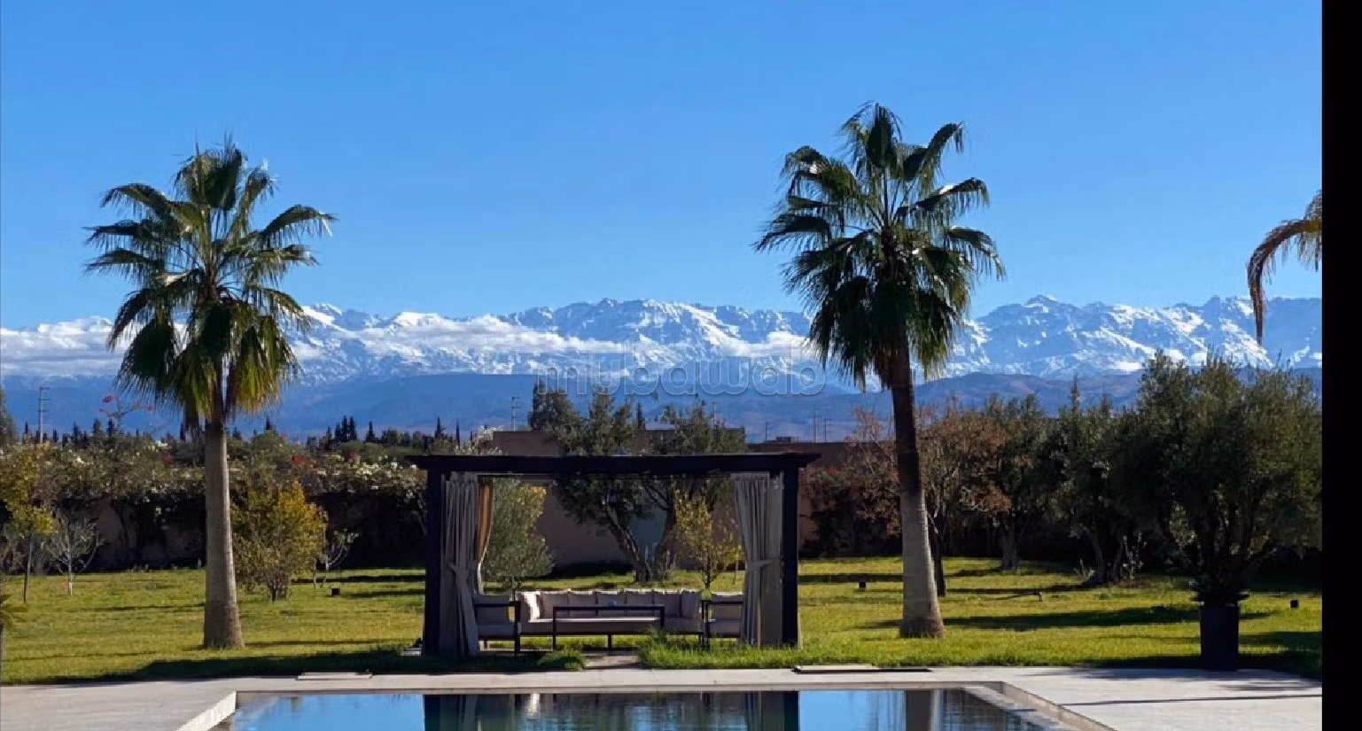 Nu te koop: villa's en luxe woningen in Route de Tahanaout. Totale oppervlakte 10000 m². Volledig gemeubileerd.