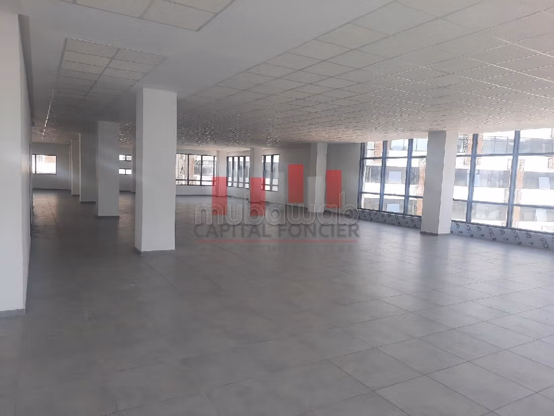 Te huur: kantoorruimte in Bouskoura Ville. Oppervlakte 1300 m². Lift en garage