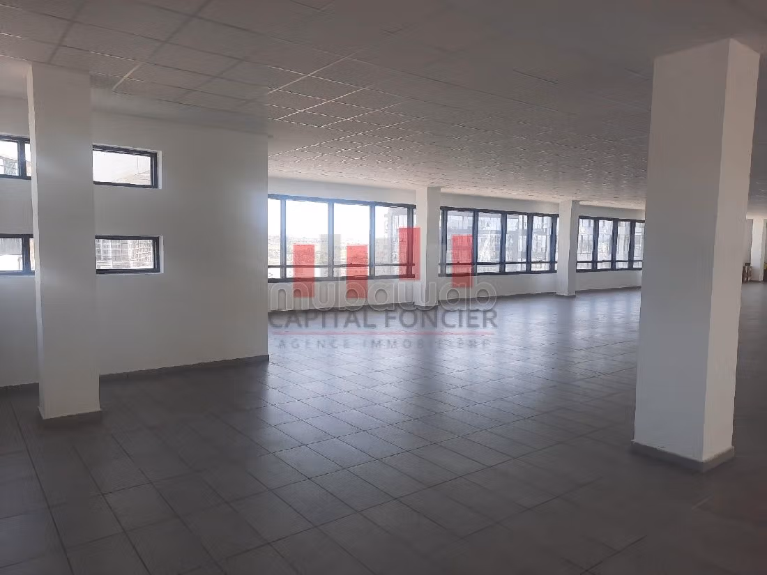 Te huur: kantoorruimte in Bouskoura Ville. Oppervlakte 1300 m². Lift en garage