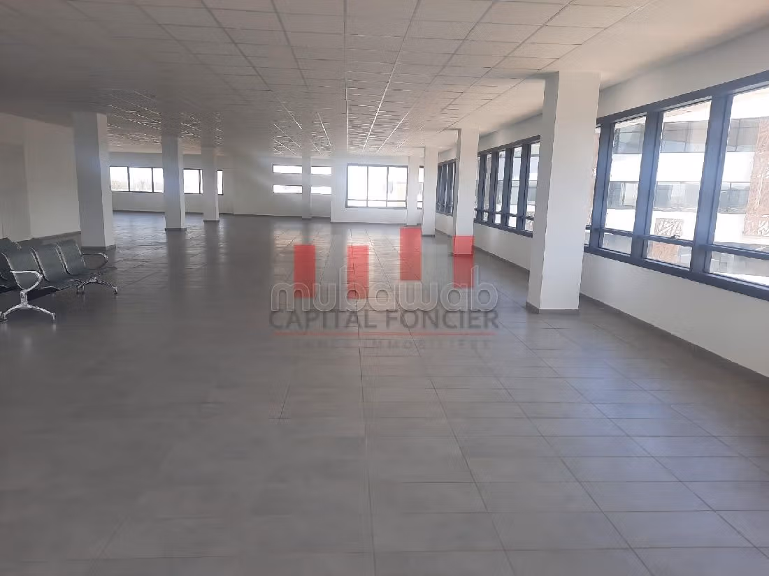 Te huur: kantoorruimte in Bouskoura Ville. Oppervlakte 1300 m². Lift en garage