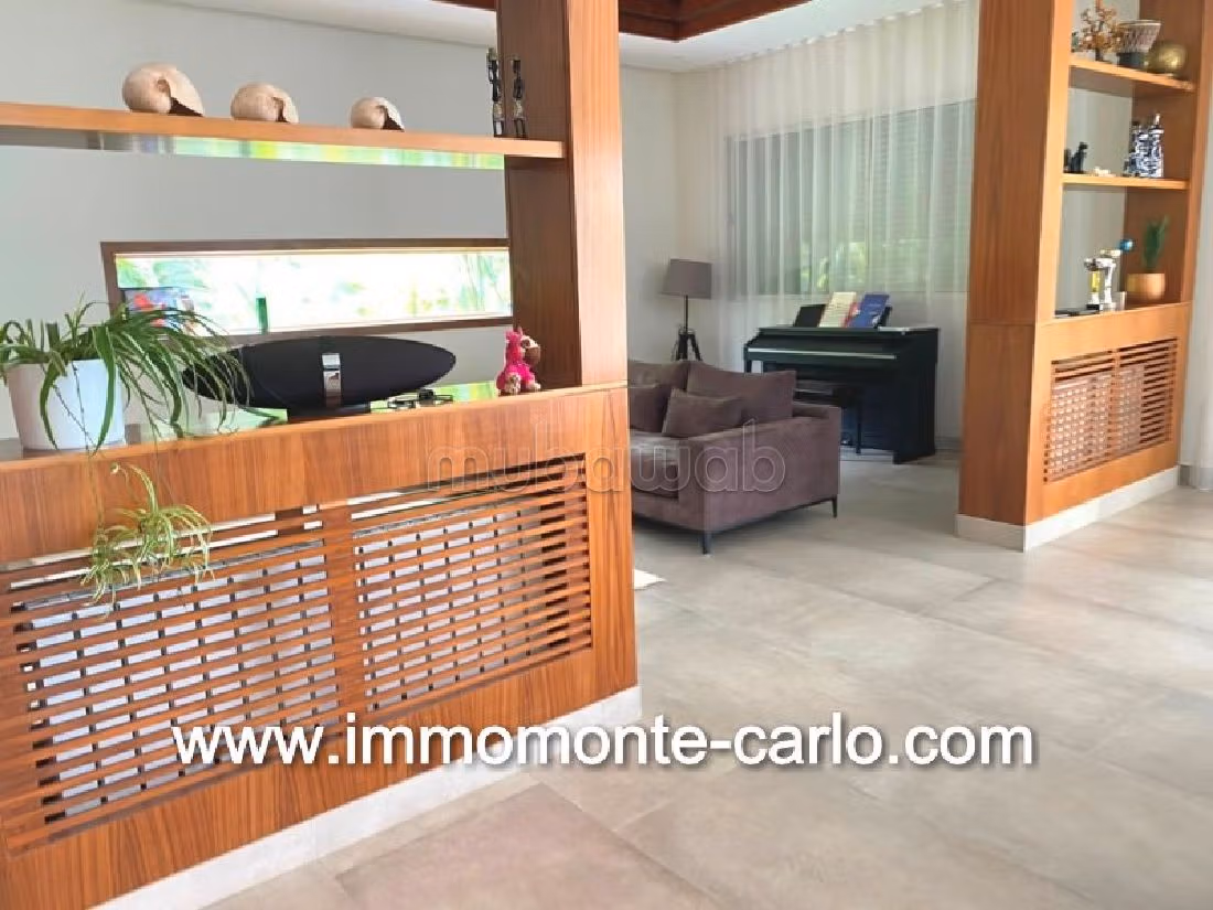 Luxury house for rent in Souissi. 7 large rooms. Robust door, Residence with security.