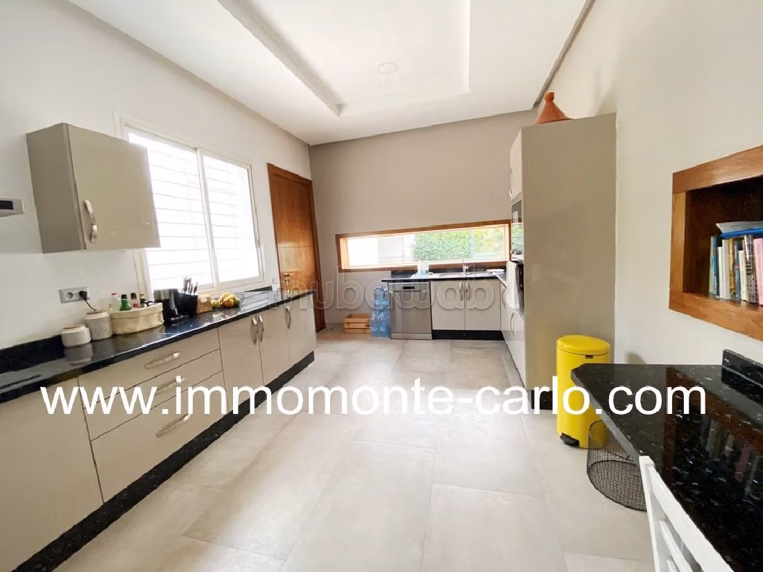 Luxury house for rent in Souissi. 7 large rooms. Robust door, Residence with security.