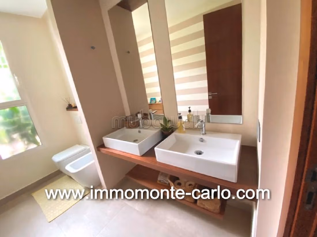 Luxury house for rent in Souissi. 7 large rooms. Robust door, Residence with security.