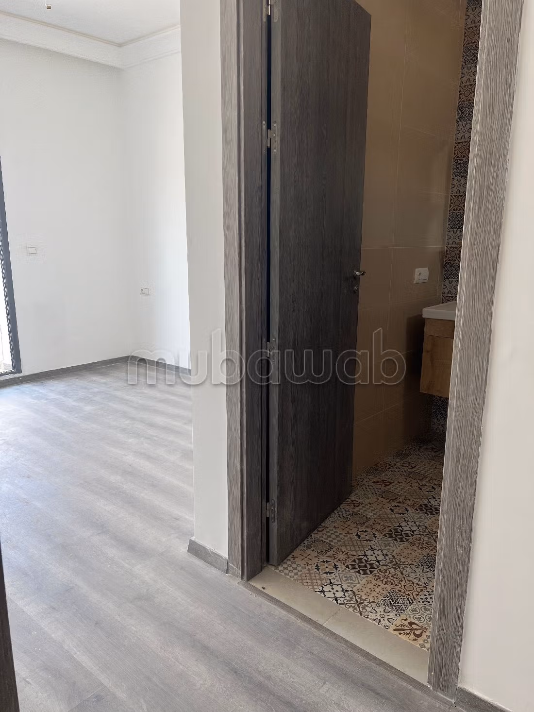 شقة رائعة للبيع ب حي الغولف. 3 قطع مريحة. مصعد وشرفة.