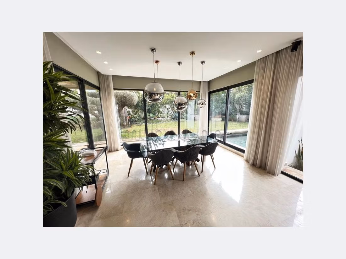 Esplendida villa en venta. 3 bonitas habitaciones. Salón con decoración marroquí, sistema de parábola general. 