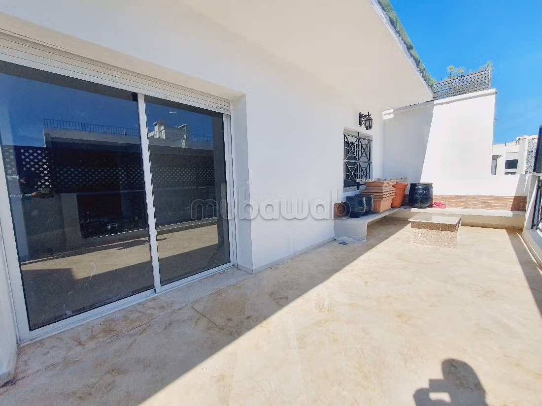 Flat for rent in Racine. Dimension 140 m². Dressing room. 