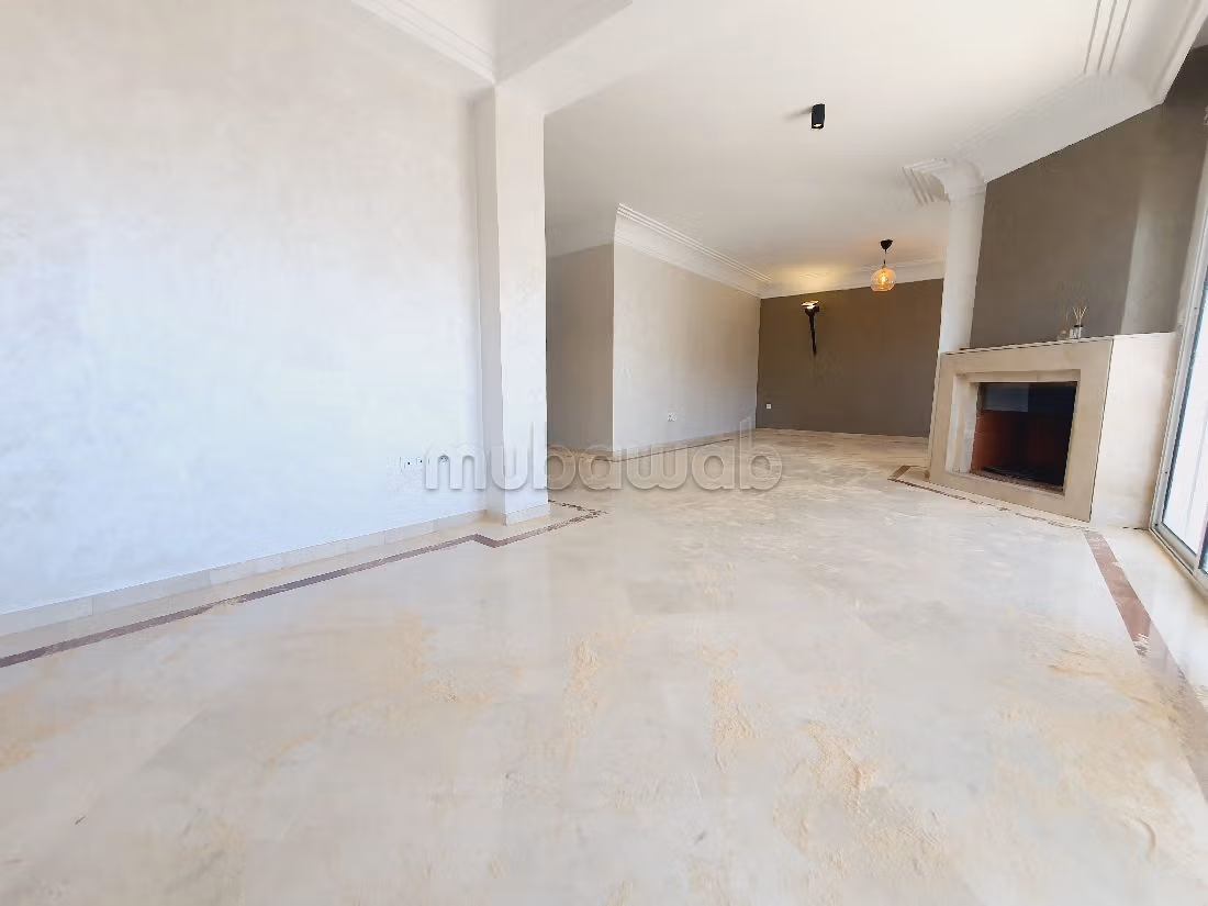 Flat for rent in Racine. Dimension 140 m². Dressing room. 