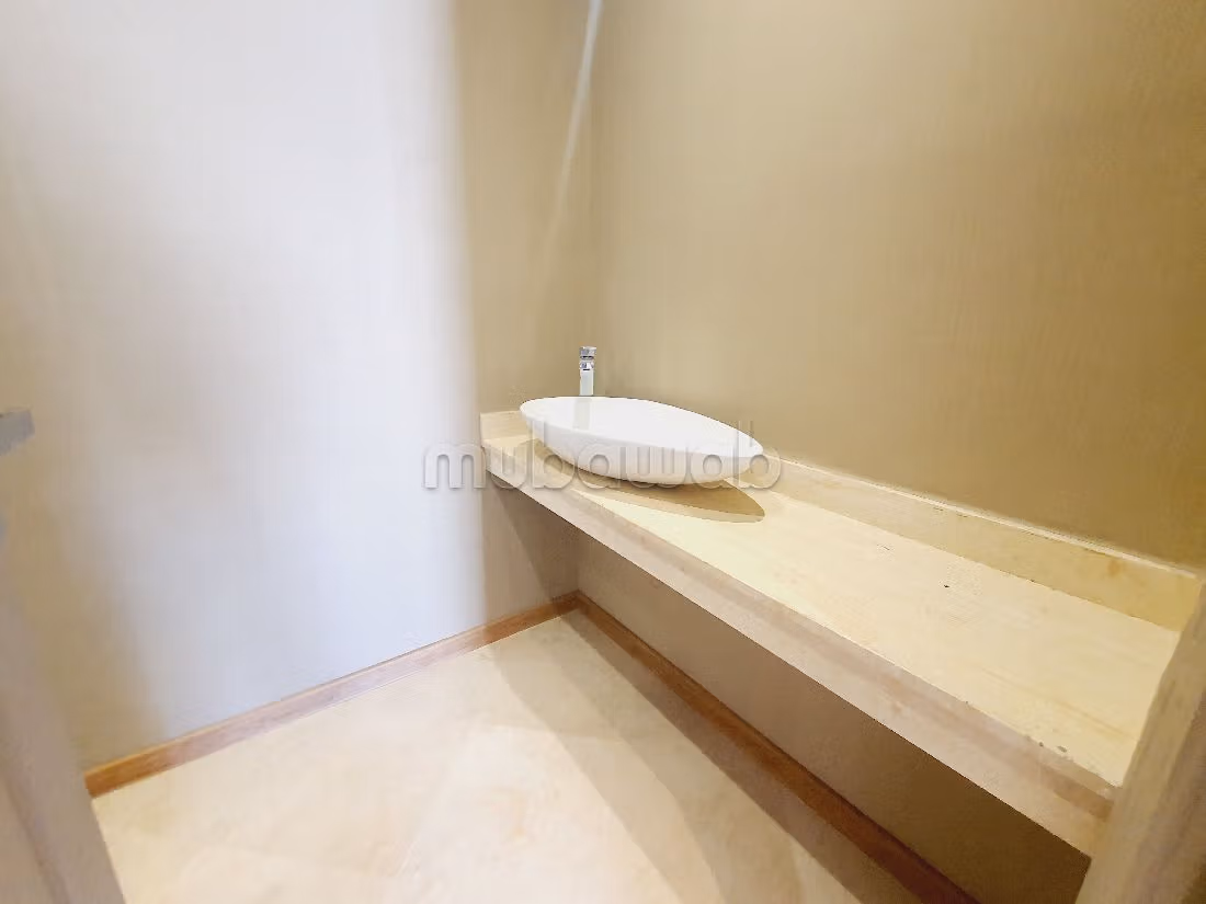 Flat for rent in Racine. Dimension 140 m². Dressing room. 