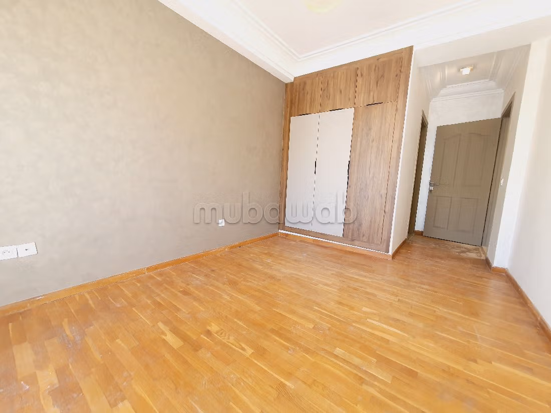 Flat for rent in Racine. Dimension 140 m². Dressing room. 