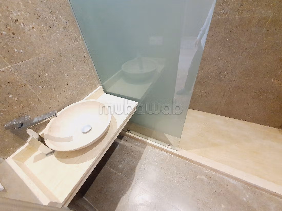 Flat for rent in Racine. Dimension 140 m². Dressing room. 