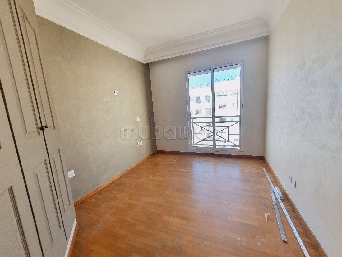Flat for rent in Racine. Dimension 140 m². Dressing room. 