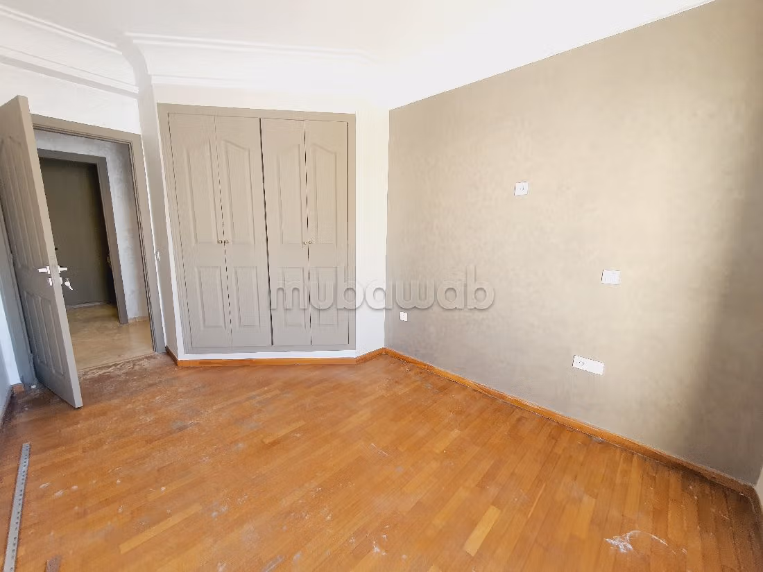 Flat for rent in Racine. Dimension 140 m². Dressing room. 