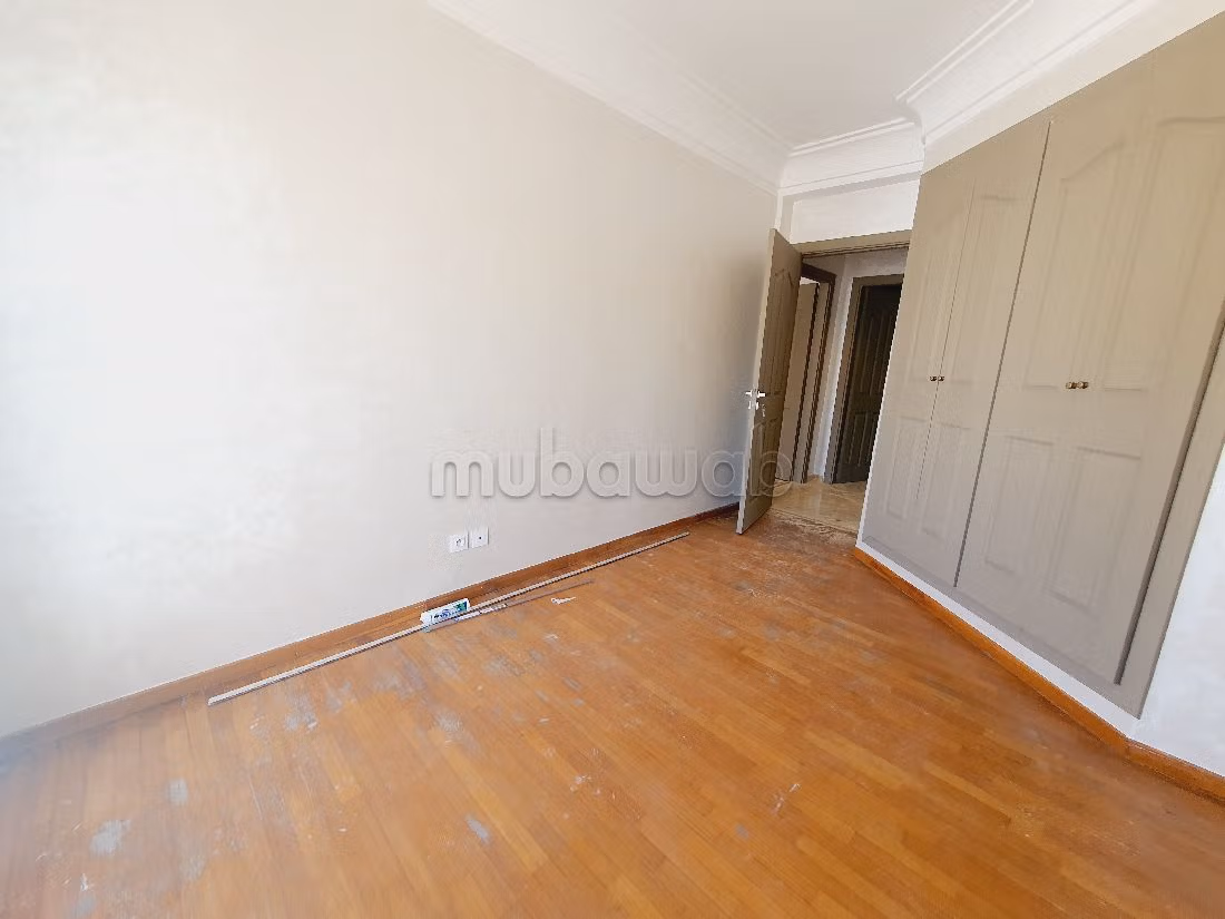 Flat for rent in Racine. Dimension 140 m². Dressing room. 