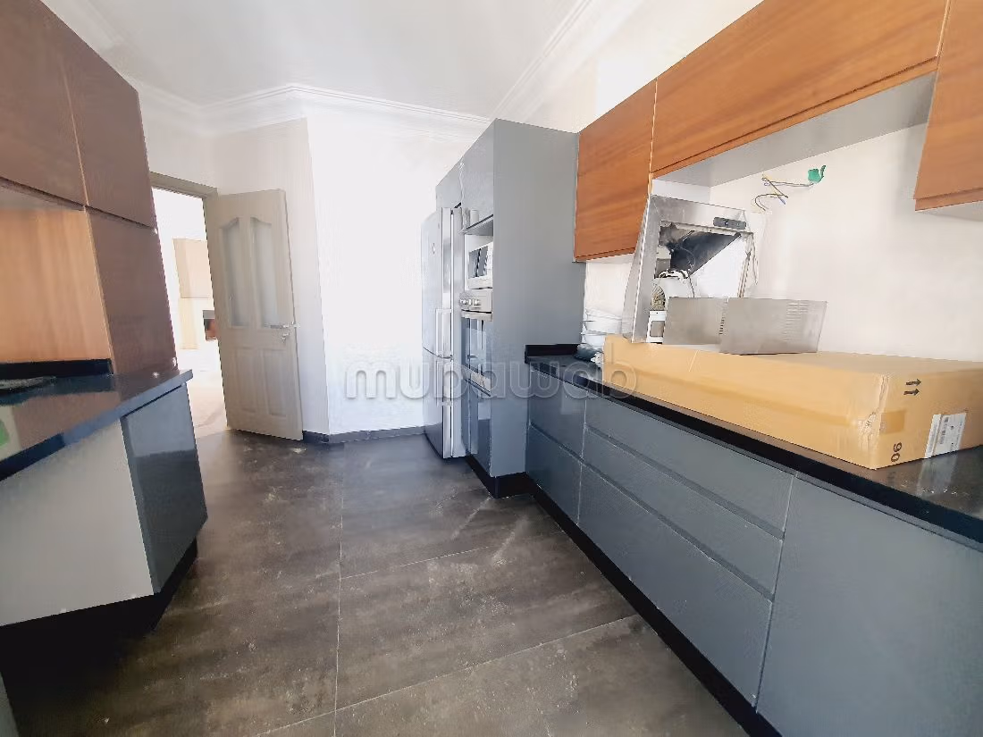 Flat for rent in Racine. Dimension 140 m². Dressing room. 