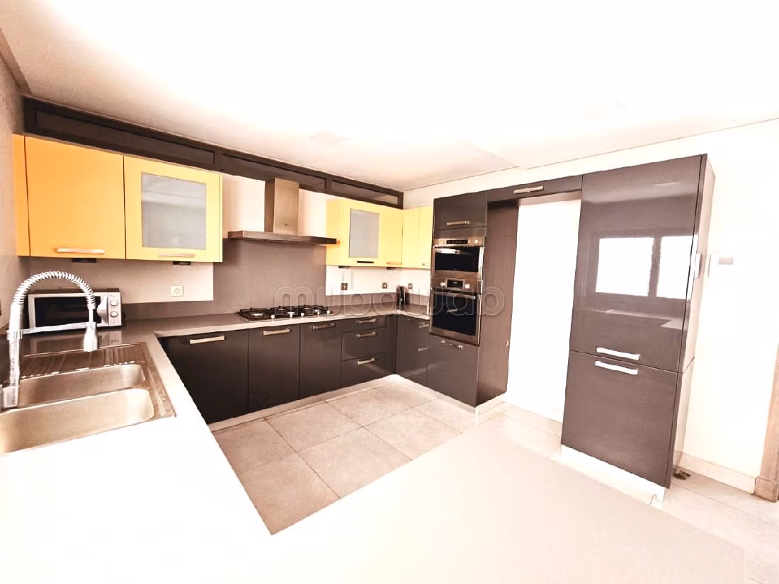 فيلا ممتازة للبيع بدار بوعزة. المساحة الكلية 420 م². مسبح ، مكيف هواء