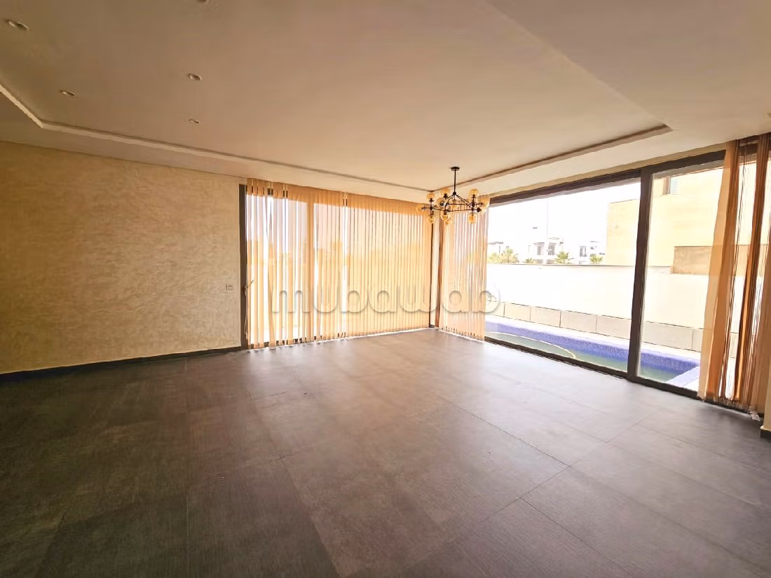 فيلا ممتازة للبيع بدار بوعزة. المساحة الكلية 420 م². مسبح ، مكيف هواء