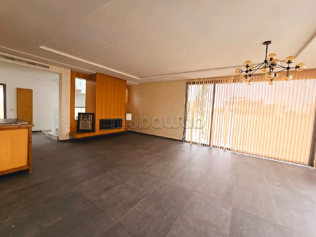 فيلا ممتازة للبيع بدار بوعزة. المساحة الكلية 420 م². مسبح ، مكيف هواء