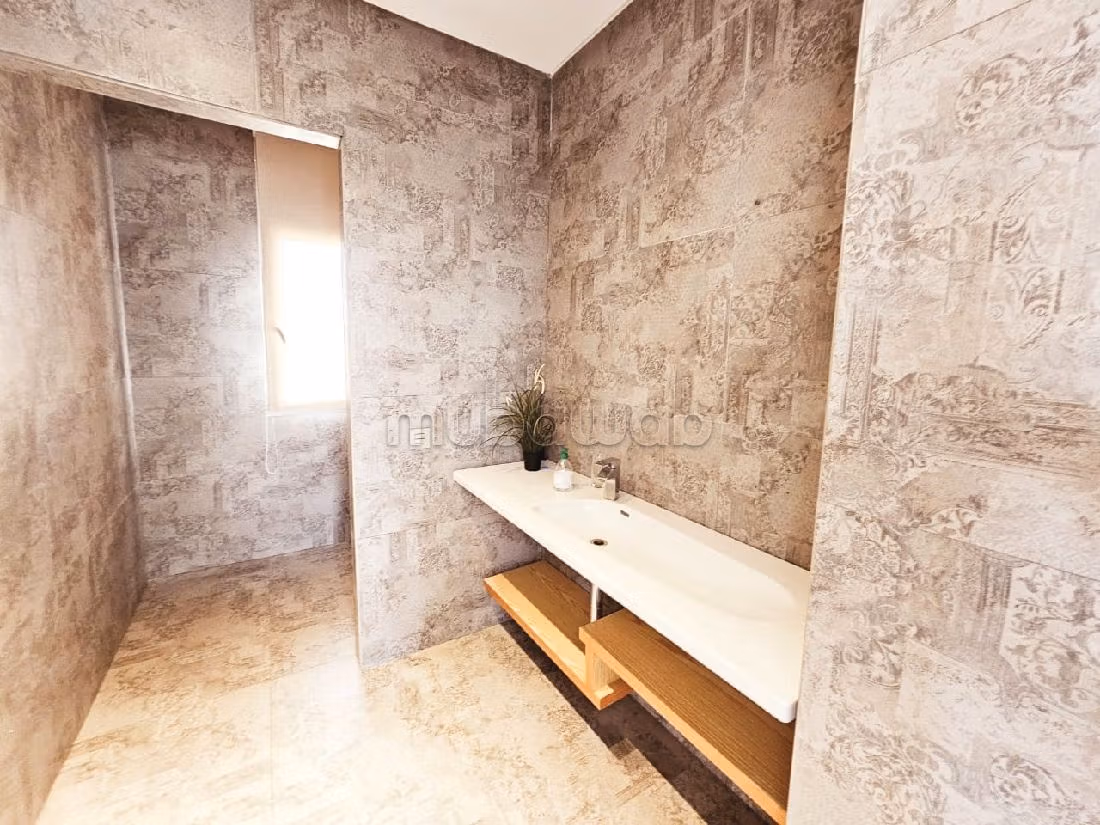 فيلا ممتازة للبيع بدار بوعزة. المساحة الكلية 420 م². مسبح ، مكيف هواء