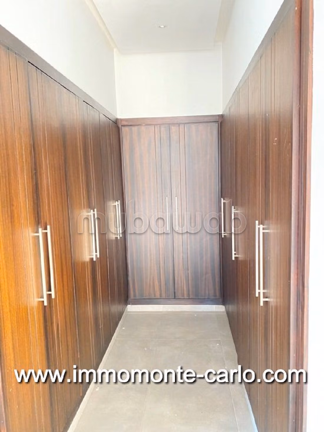 High quality villa for rent in Souissi. Dimension 500 m². Secured door and central heating. 