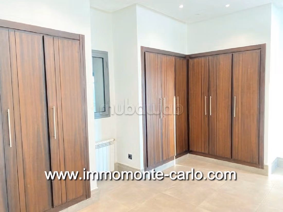 High quality villa for rent in Souissi. Dimension 500 m². Secured door and central heating. 