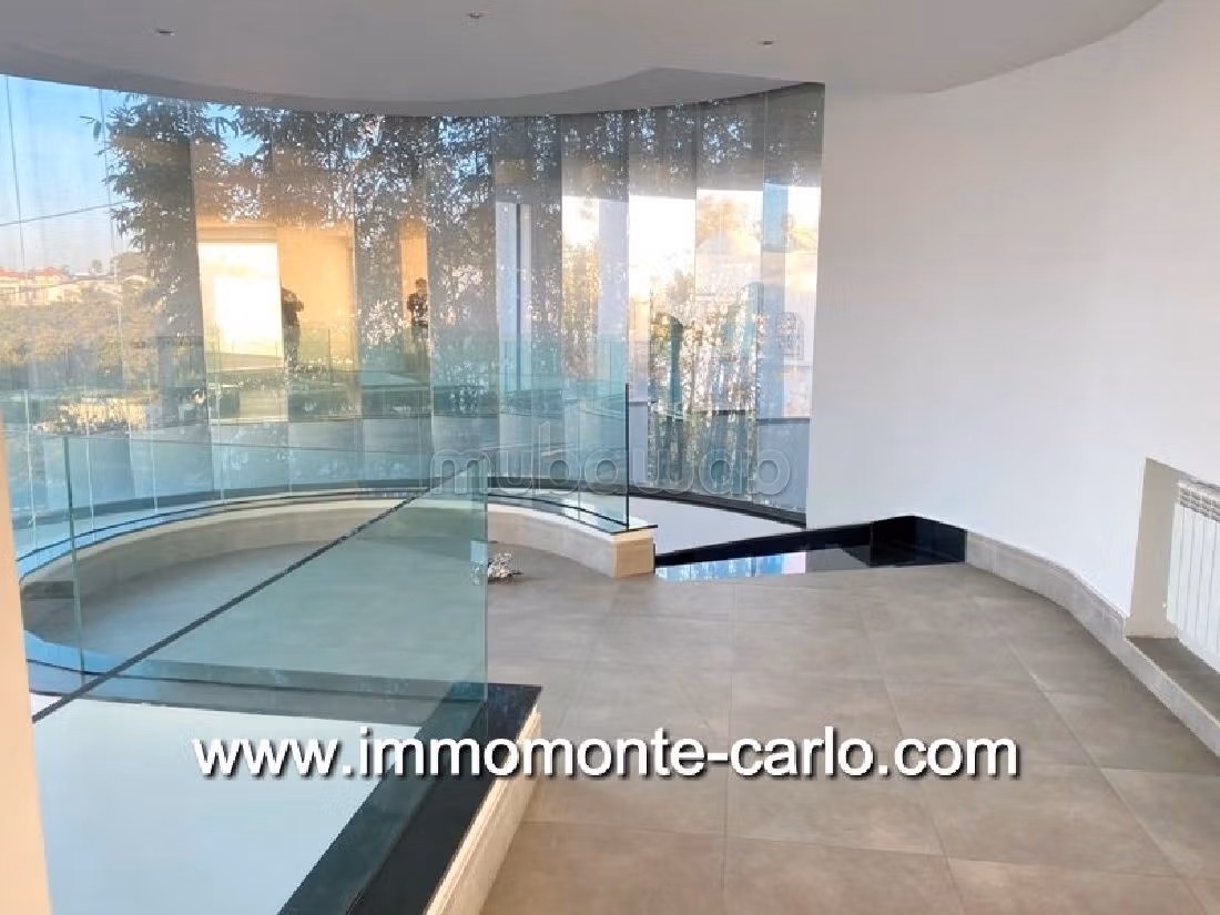 High quality villa for rent in Souissi. Dimension 500 m². Secured door and central heating. 